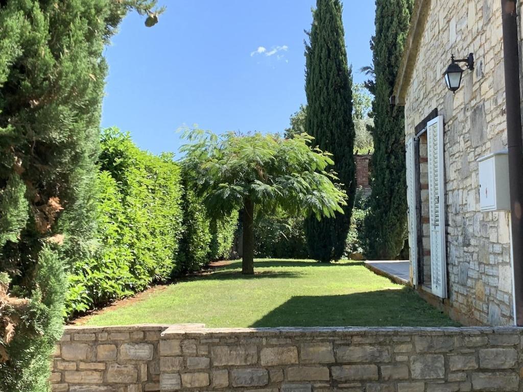 Villa Melissa - Istrisches Steinhaus Mit Pool In Guter Lage Sveti Lovreč Pazenatički Bagian luar foto