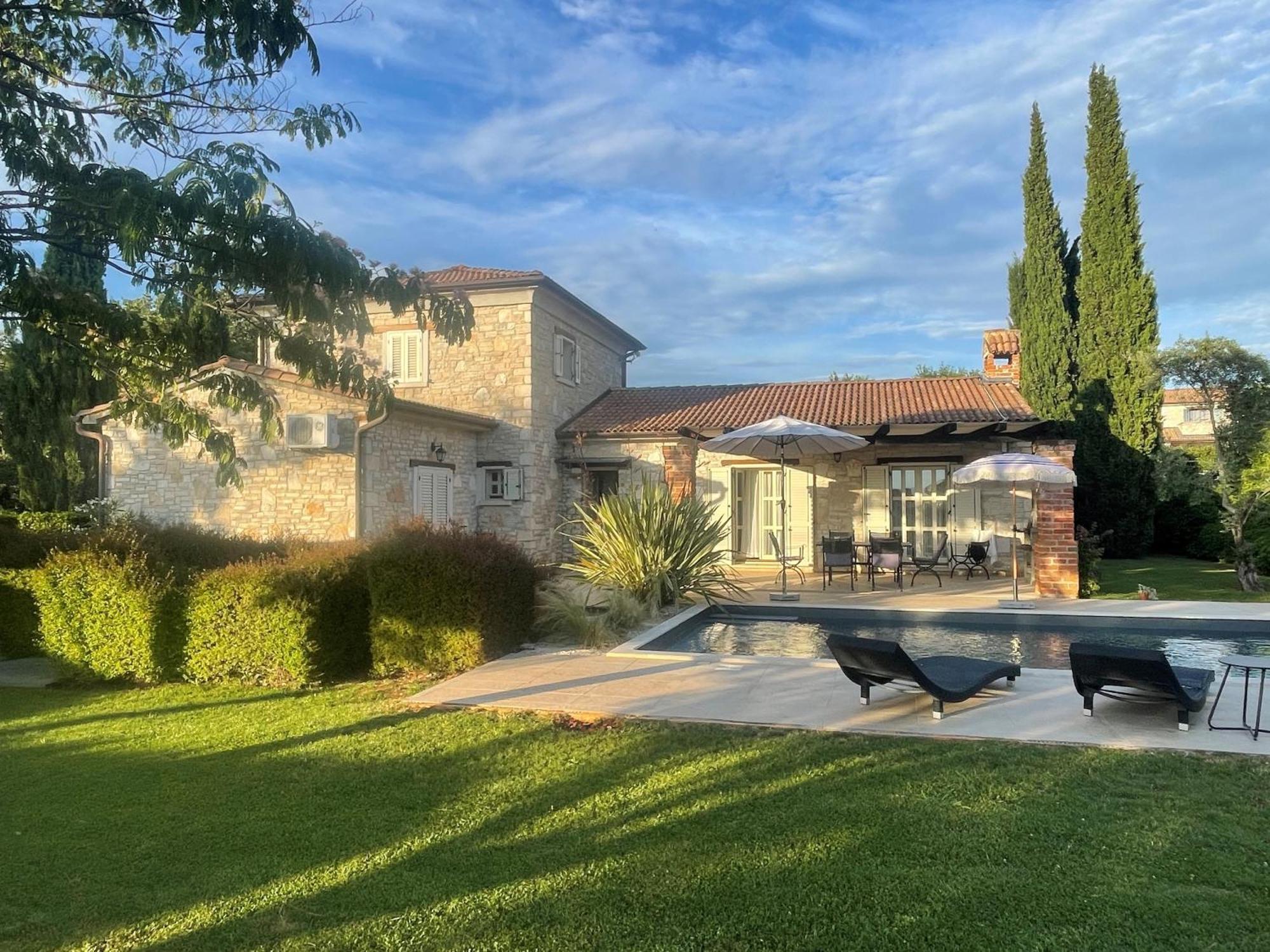 Villa Melissa - Istrisches Steinhaus Mit Pool In Guter Lage Sveti Lovreč Pazenatički Bagian luar foto