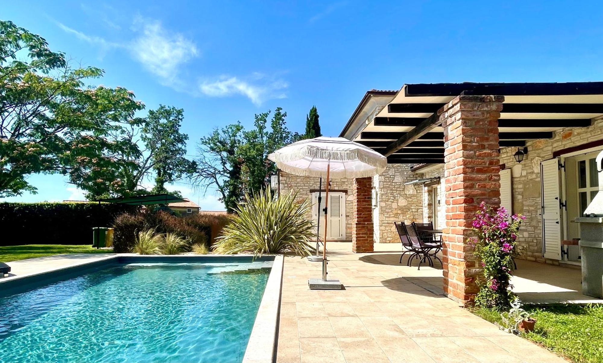 Villa Melissa - Istrisches Steinhaus Mit Pool In Guter Lage Sveti Lovreč Pazenatički Bagian luar foto