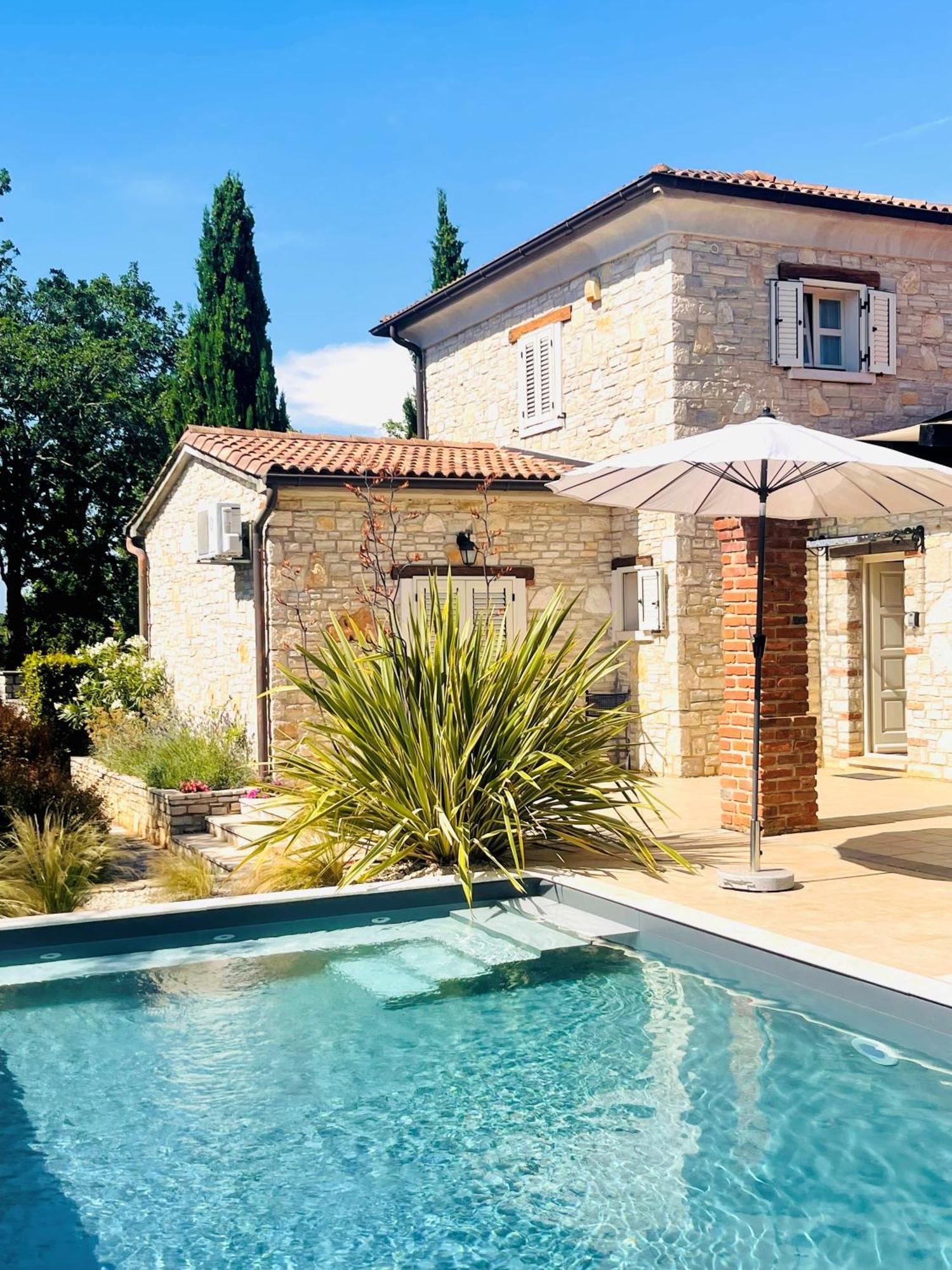Villa Melissa - Istrisches Steinhaus Mit Pool In Guter Lage Sveti Lovreč Pazenatički Bagian luar foto